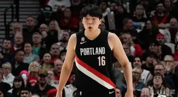 看杨瀚森的篮下脚步，确实是干净，没有任何走步动作，也不滞涩。但是打现代篮球，