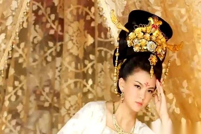 聊聊太平公主。公元698年，长安城一个清晨，几个丫鬟推开公主寝宫的门，手在门框