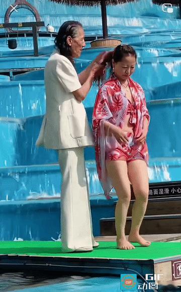 天津水上公园这对活宝，网友：现世报！天津水上公园的马小辫和舞伴安静，靠着夸