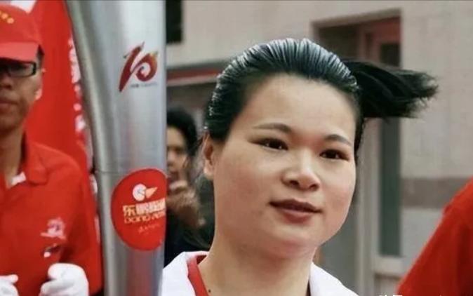 她是中国培养的奥运冠军，退役后却339万卖掉所有金牌，随后一转身，她带着