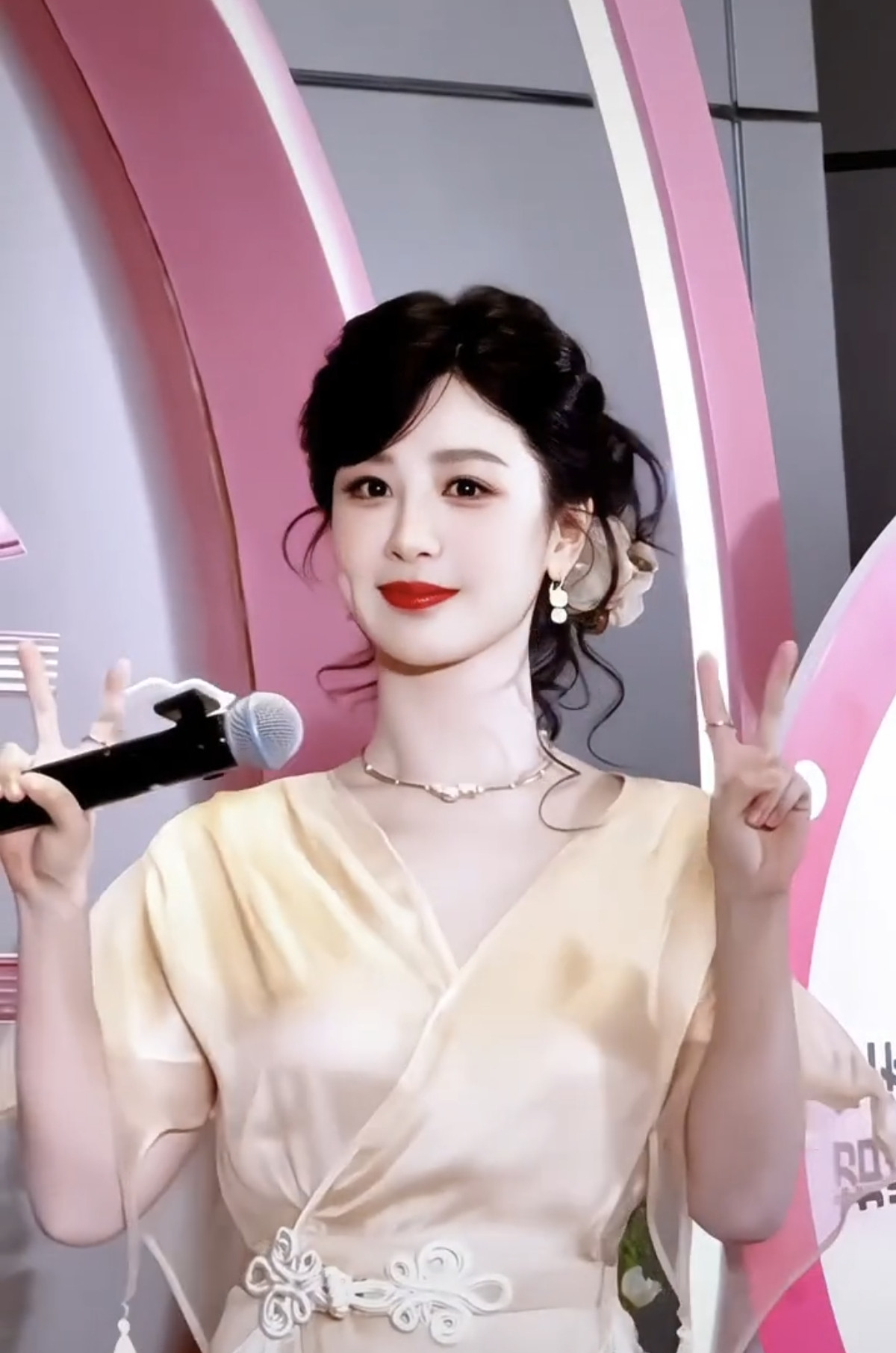 温婉大气，具有东方美女的美[赞]一个字美两个字好美三个字太美了[心...