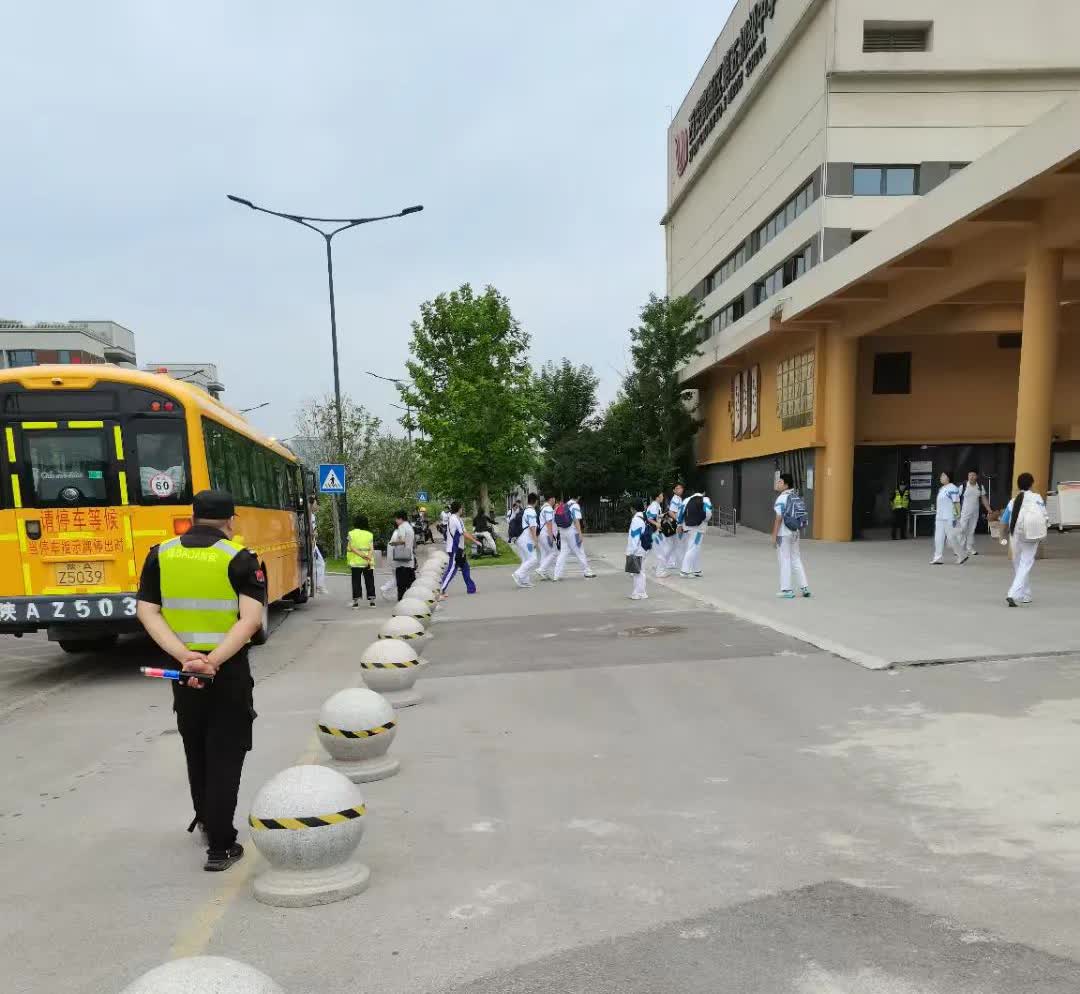 不知道什么时候就兴起了一种叫家长执勤，各个小学中学门口，一大早站在门口齐刷刷，穿