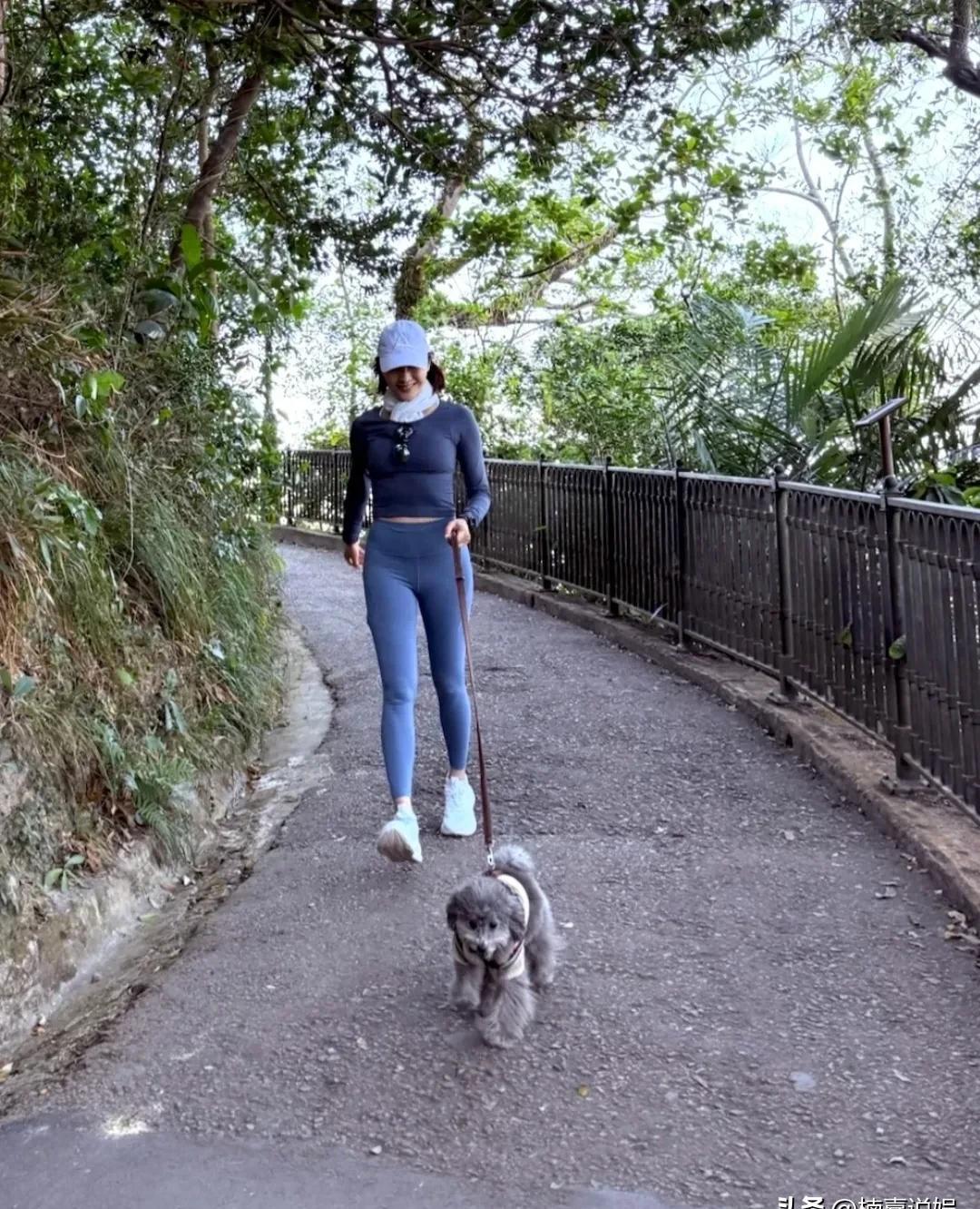 54岁，这状态是吃了“防腐剂”吗？黎姿紧身鲨鱼裤爬山，直接给娱乐圈上了一堂“身