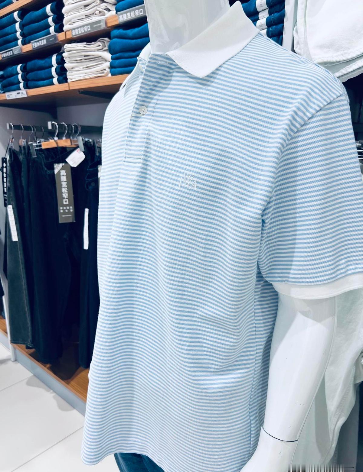 优衣库这波操作，真把通勤穿搭卷明白了。浅蓝白条纹Polo，去年还只是清爽打底，