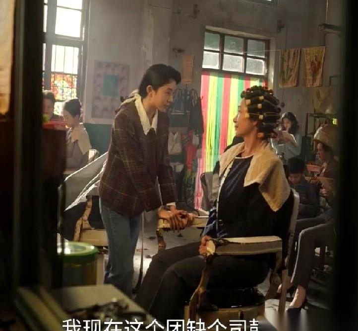 忆秦娥，新上任的省秦副团长，全国大奖得主。上任第一件事，她把团长堵在办公室：“