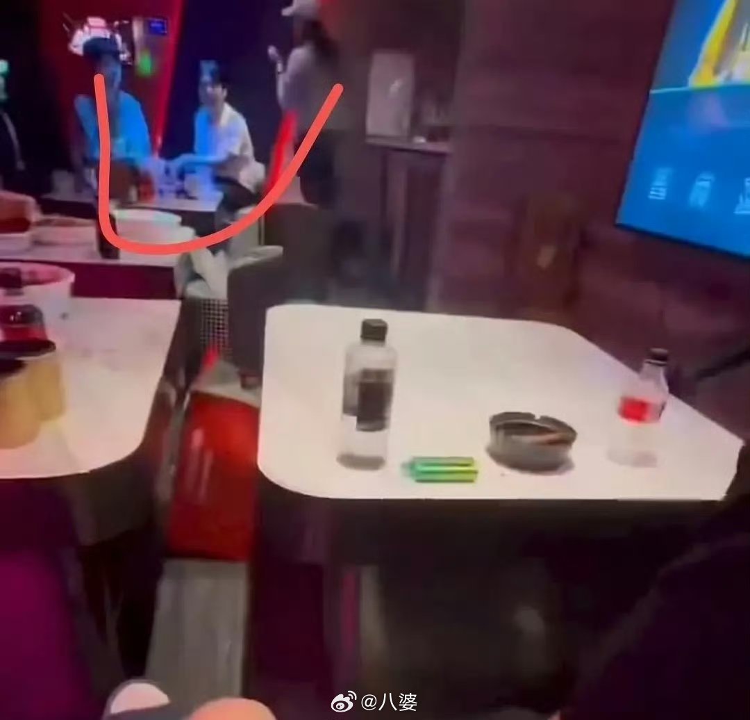 刘昊然郭麒麟一段2-3秒的模糊视频，就能把三位艺人推上热搜，也是挺魔幻的。先不