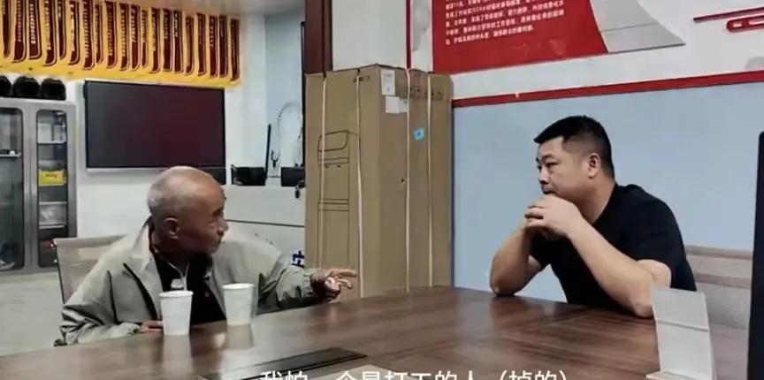 2024年，江西一拾荒老人捡到560元现金交给警方，警方问他为啥不自己留着？谁料