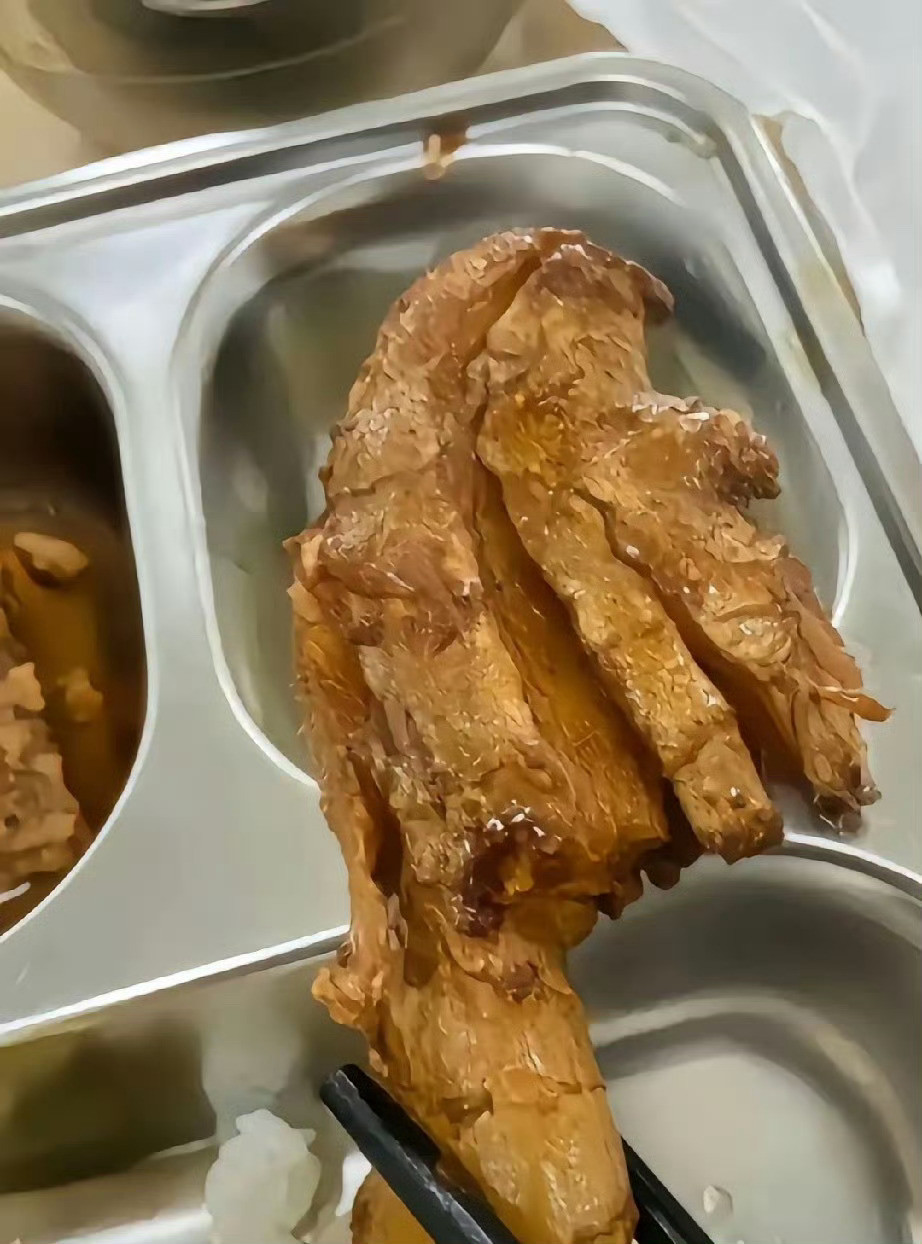 今天食堂吃鸡腿，超级开心！​​​