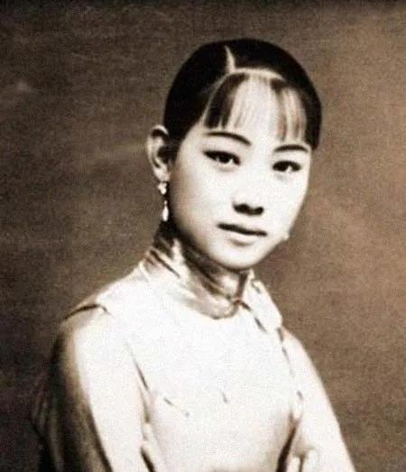 1922年，福芝芳正哄她和梅兰芳的第一个孩子，母亲走进来对她说：“这孩子得让大夫