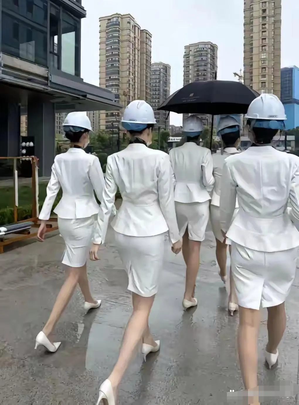 不懂就问，这些美女是哪里上班的？