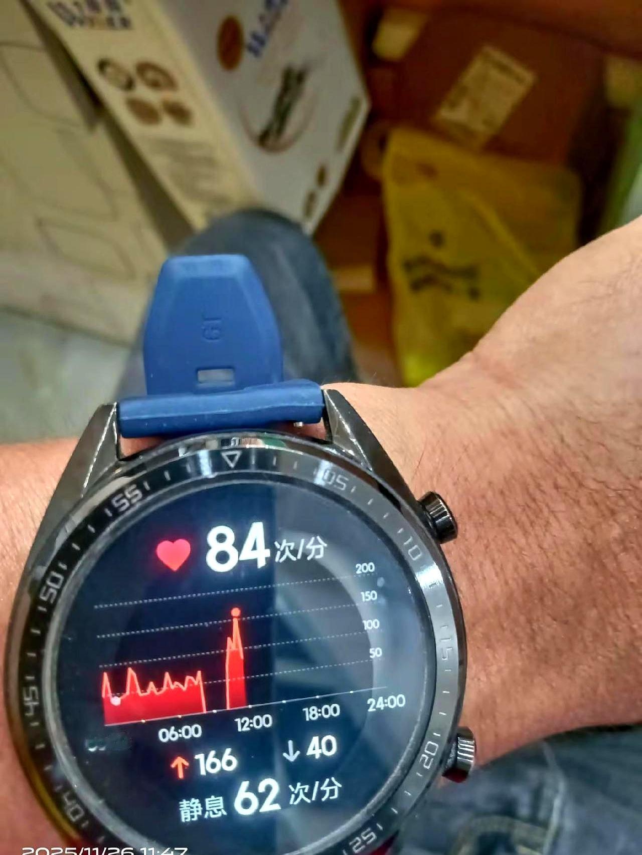 要不然就废了被迫跑步5公里。这人也是心大，昨晚压根就忘了给他的小