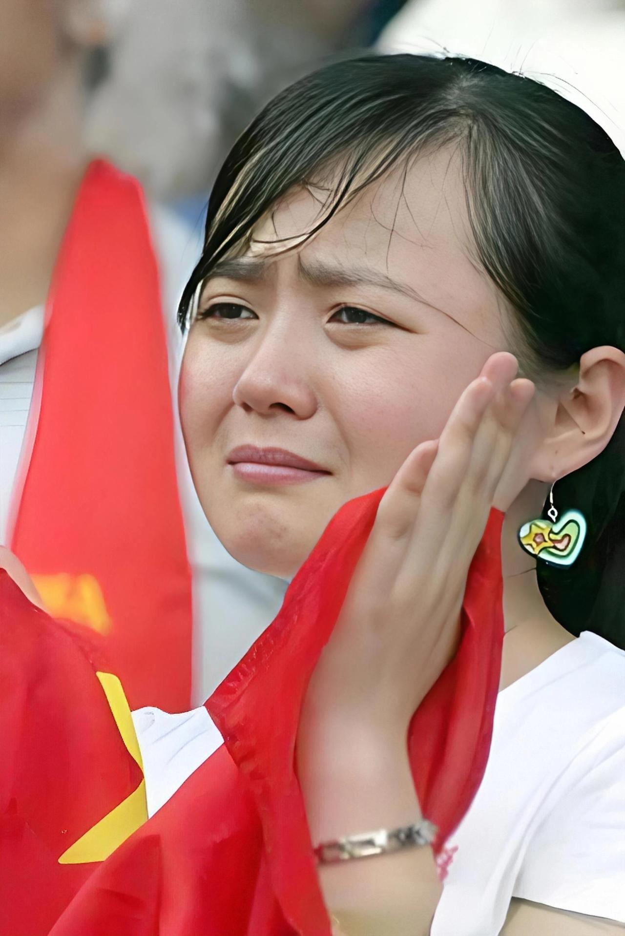 国庆期间的重庆龙兴足球场，0比5的比分亮得刺眼！60年从未赢过中国的巴勒斯坦，