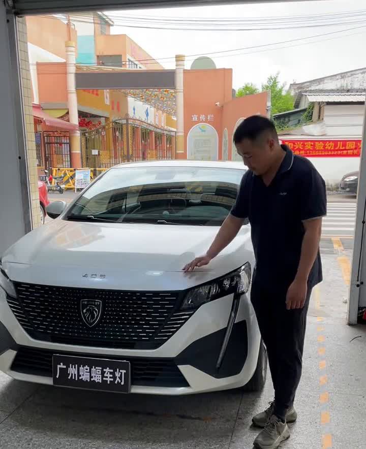 标致408超视界矩阵6近日远。这是一台2022年的标致408，它的原车车灯特