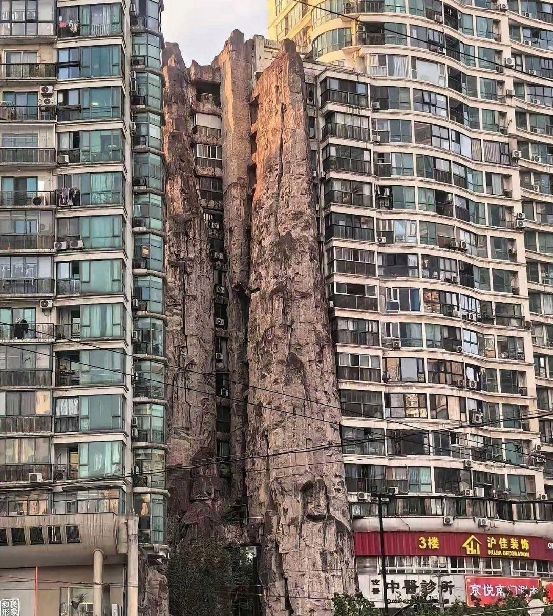 谁知道这两栋大楼，怎么回事啊？每次经过都把我吓了一跳