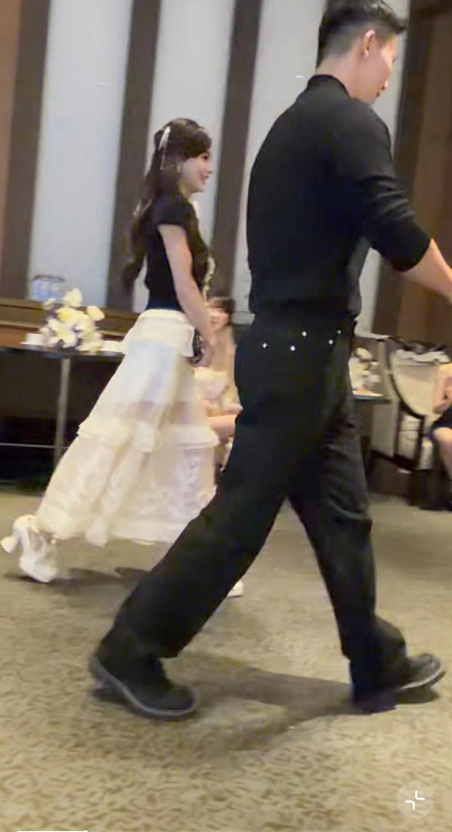 3月27日，Angelababy参加粉丝线下见面会，37岁的她，个子不是很高，比