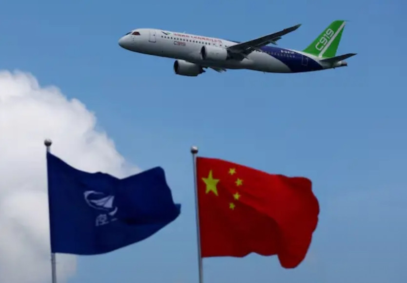 特朗普下令暂停向中国商飞出口航空发动机，并拒绝向C919发放适航证。理由是中国的