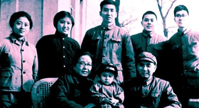 1975年，身在大西北的杨勇上将得知消息：“几位首长的夫人面临困难，处处受制。”