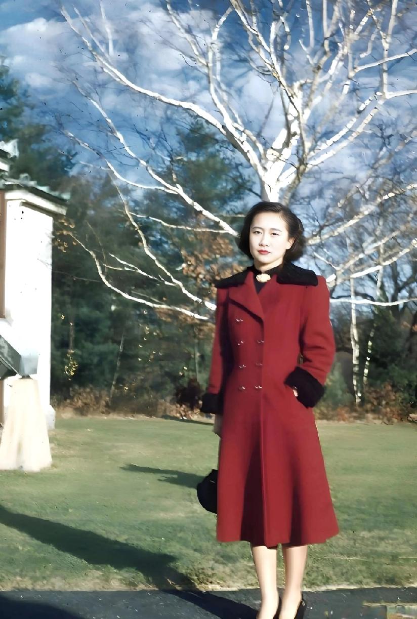 这是世界著名物理学家杨振宁原配妻子杜致礼年轻时的照片。她皮肤白皙