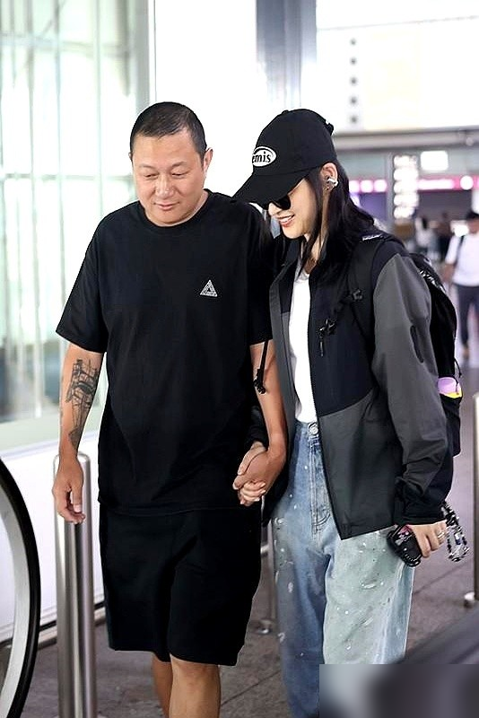 王菲带宋妍霏看演唱会，居然被全网喊儿媳妇？从云南结伴同游，到巴黎分食河粉，这次阿那亚音乐节同框，直接