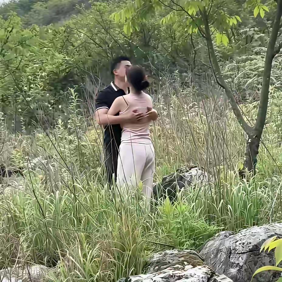 野外，夫妻俩暧昧在一起
