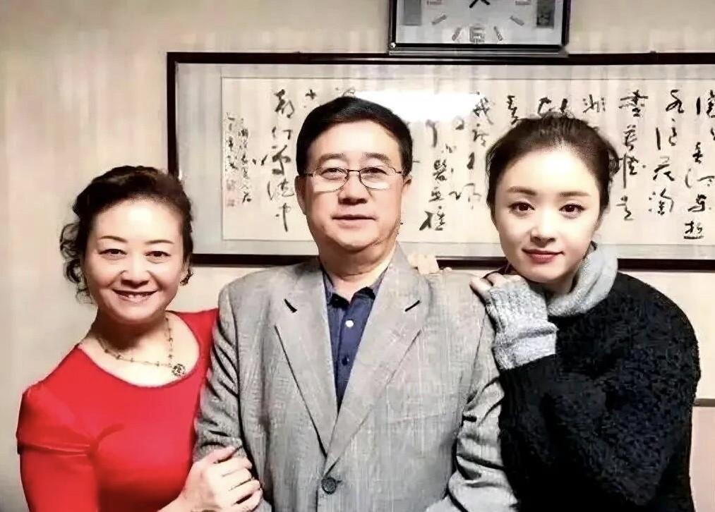 蒋欣这颜值真的太会长了，完全吸收了父母的好基因在长，她看起来是家里最好看的一个了