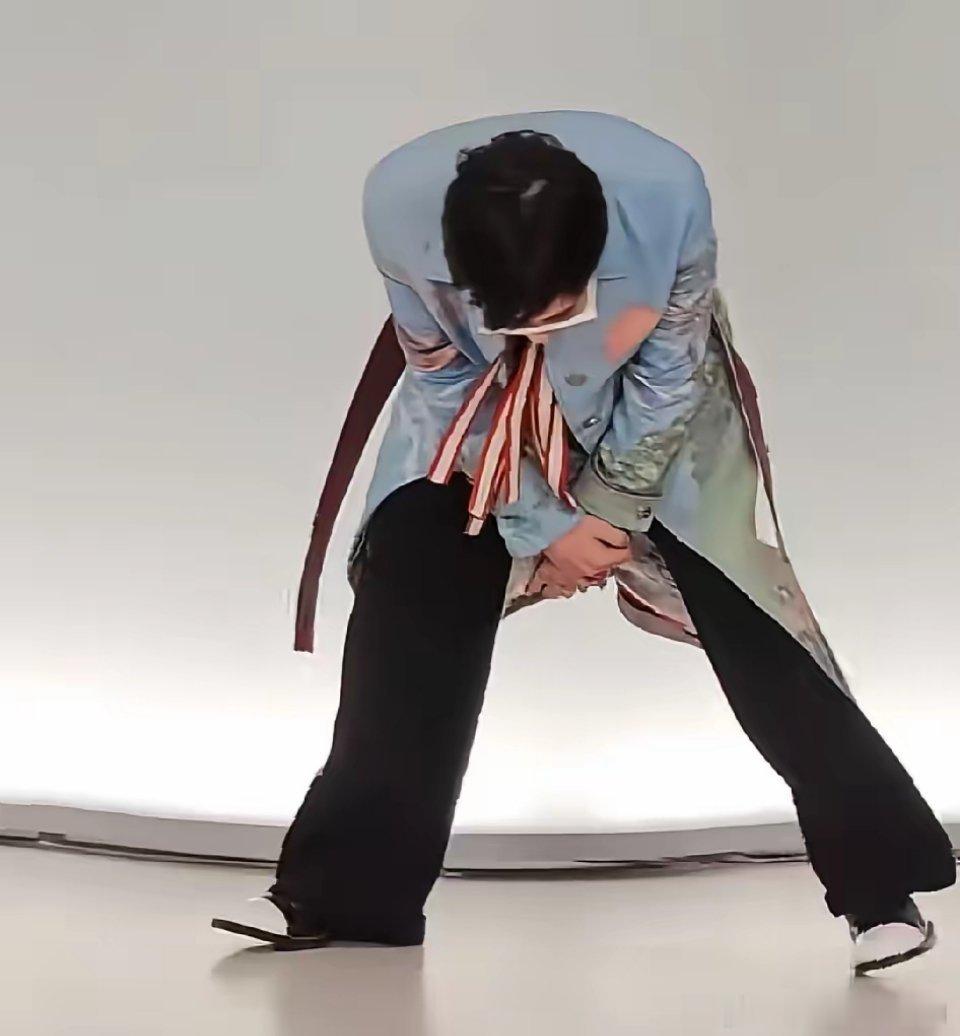 5月26日，权志龙参加香奈儿活动时，他全程跟做贼似的左右张望，弯着腰走路，脸上的