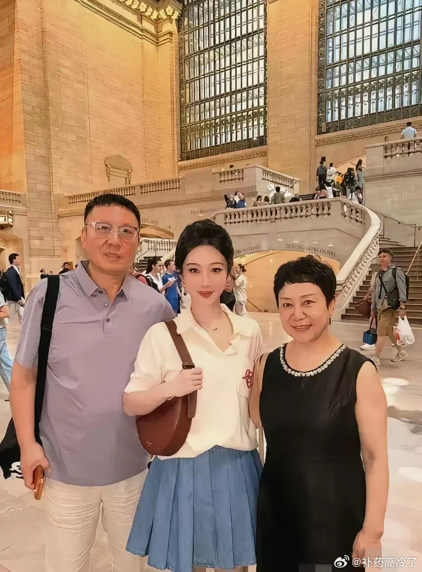 杨紫的爸爸妈妈，看到女儿这么有出息喜上眉梢、笑得合不拢嘴。