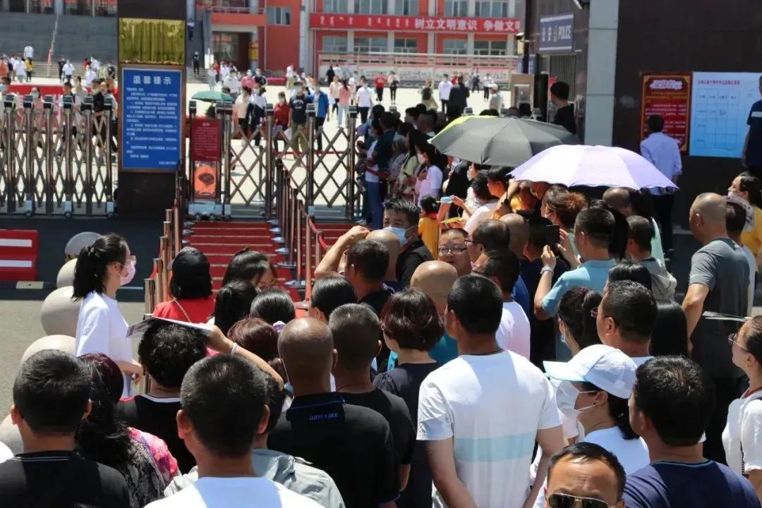 突然发现，高考好像既没有以前想象的那么重要，也没有一些人嘴里说的那么不重要。