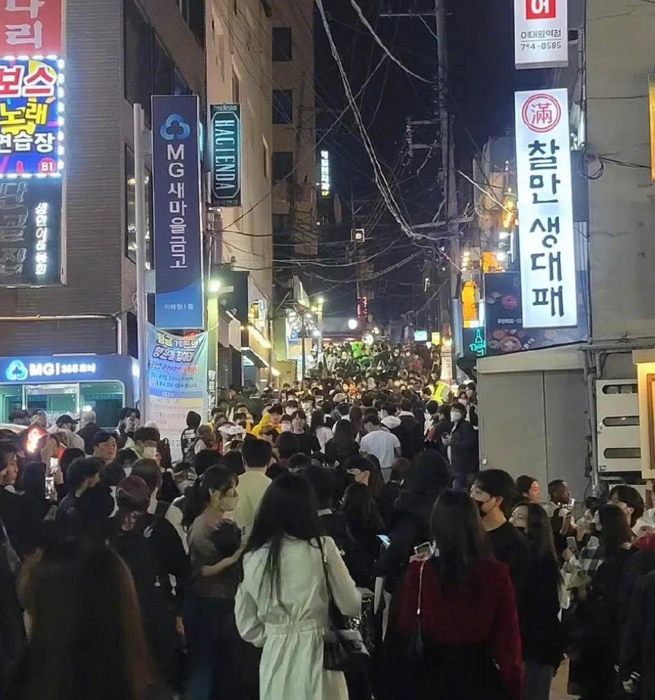 终于搞清楚，当年梨泰院为啥会发生那么惨的踩踏事件的原因了，主要有4点：1、前总