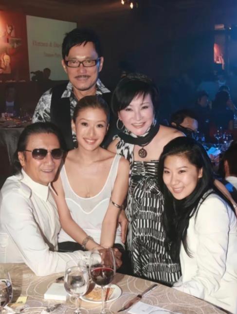狄波拉以前对coco也很热情，一起聚会的时候，狄波拉还搂着coco合影，一点也不