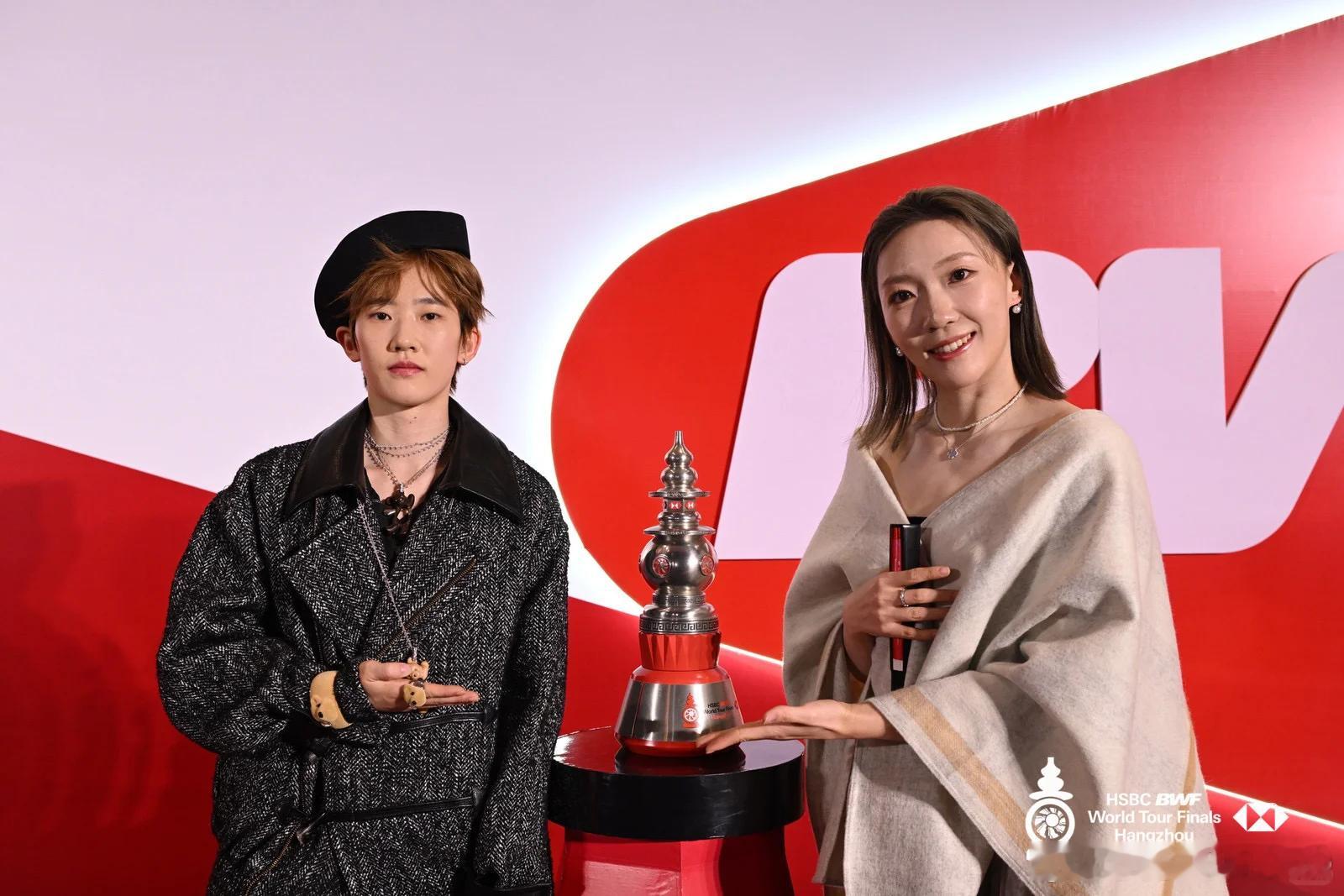 明星惊喜礼上加礼2025年世界羽联年终总决赛晚宴上，国羽队员们的造型成为焦点—