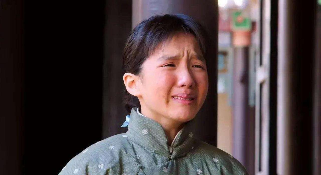 1912年，张作霖正在用马鞭打张学良，夫人们忙跪倒欲求情，张作霖一瞪：“谁敢求情