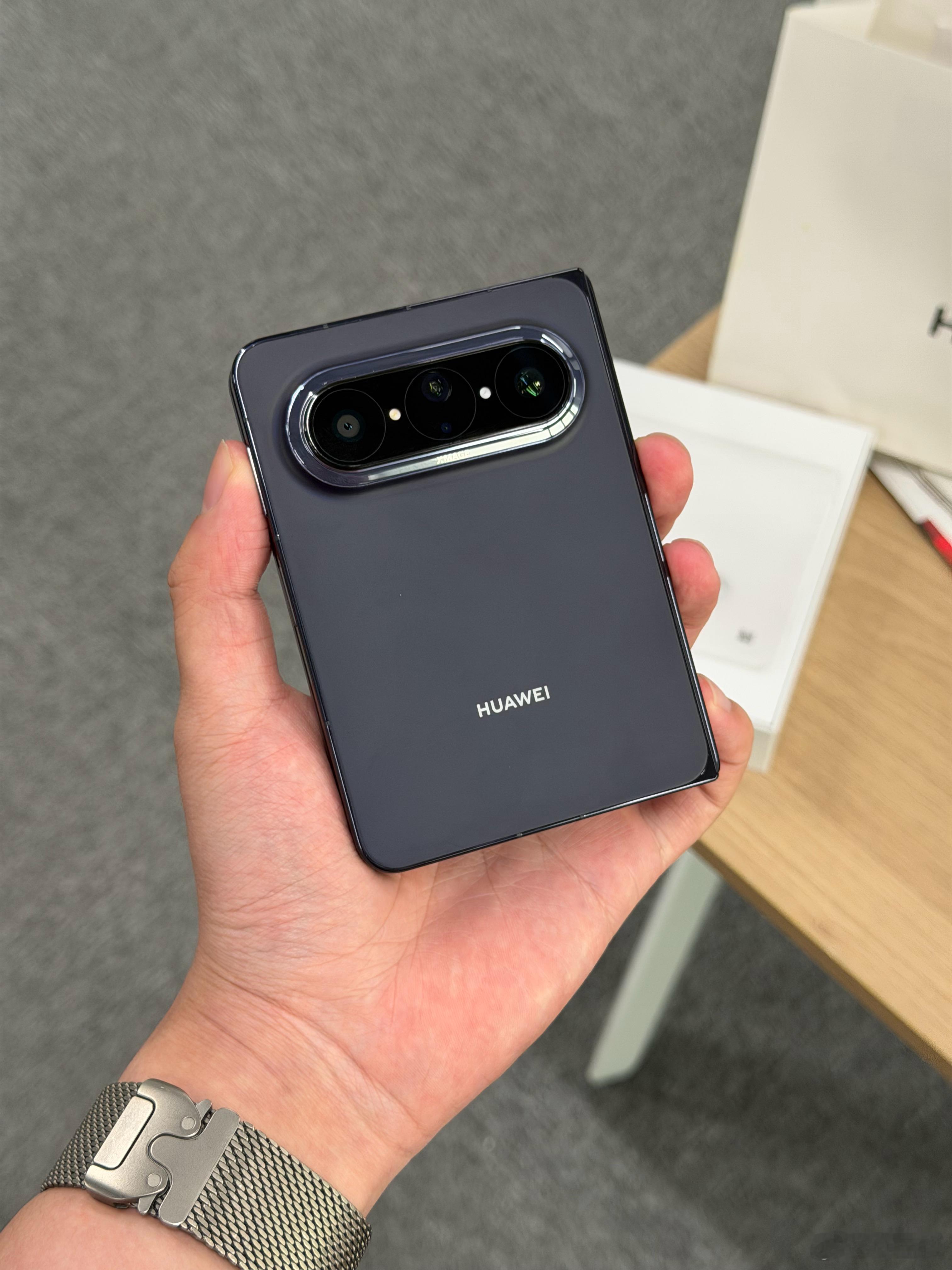 逛街发现华为PuraXMax黑色不溢价，果断拿下。为9月的苹果折叠手机提前做