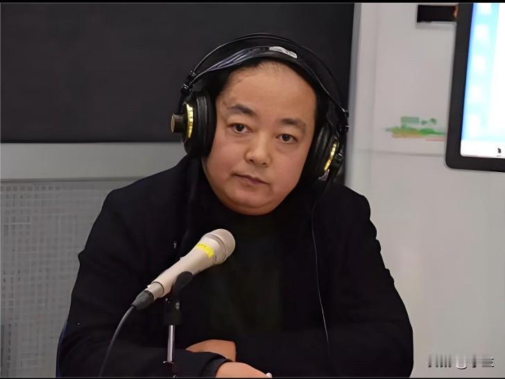 四川成都的杨华德54岁上了热搜！他是四川省通江人，拥有大学文凭，他在成都工作二十