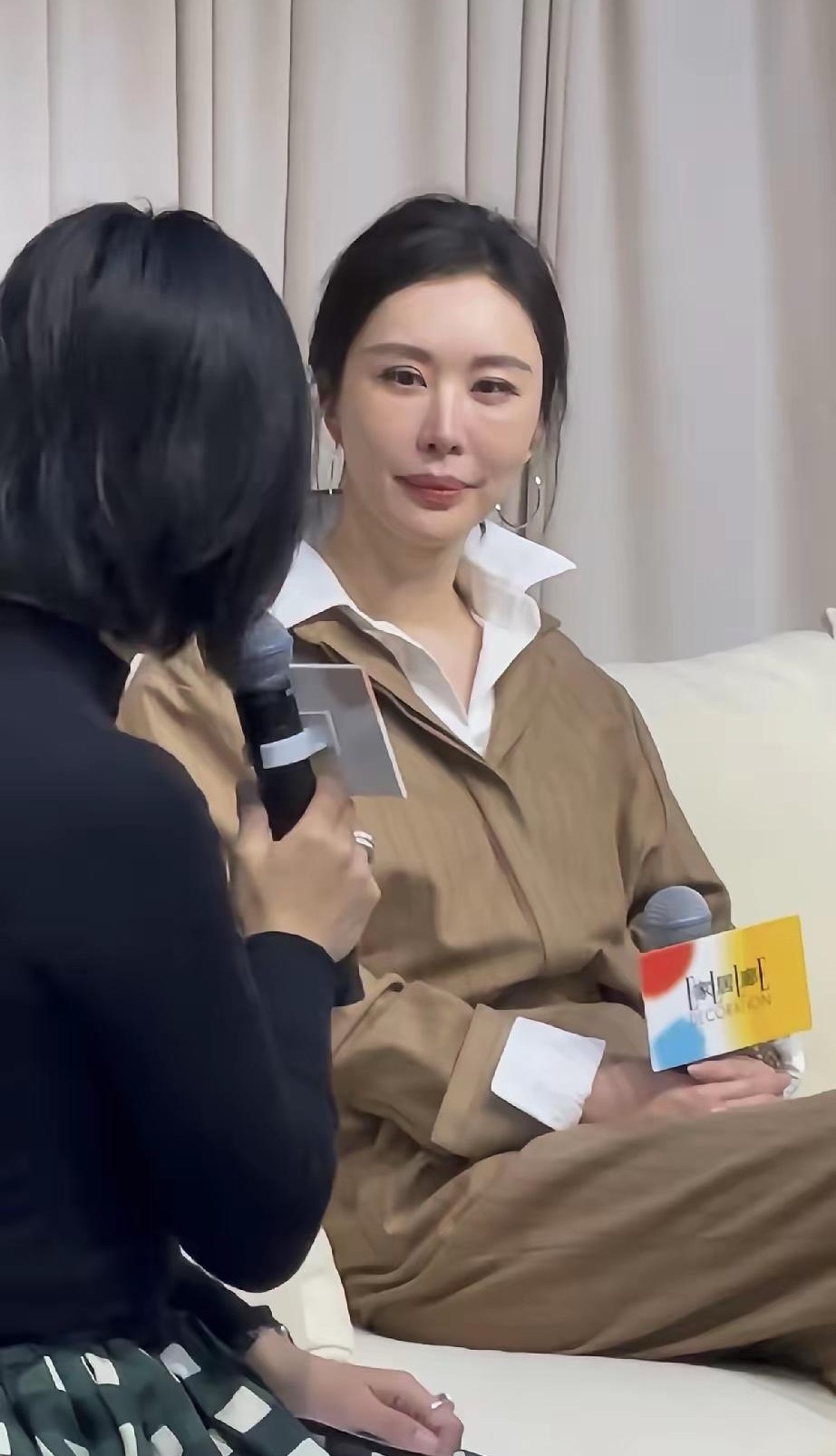 田朴珺怎么变成这副模样了？不光是脸僵，连身材都臃肿了不少……她穿一身卡其色连体裤