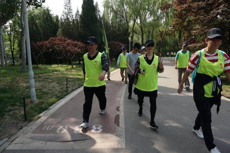 60岁老人每天走一万步，得看情况。一般来说，60岁老人每天走6000-100