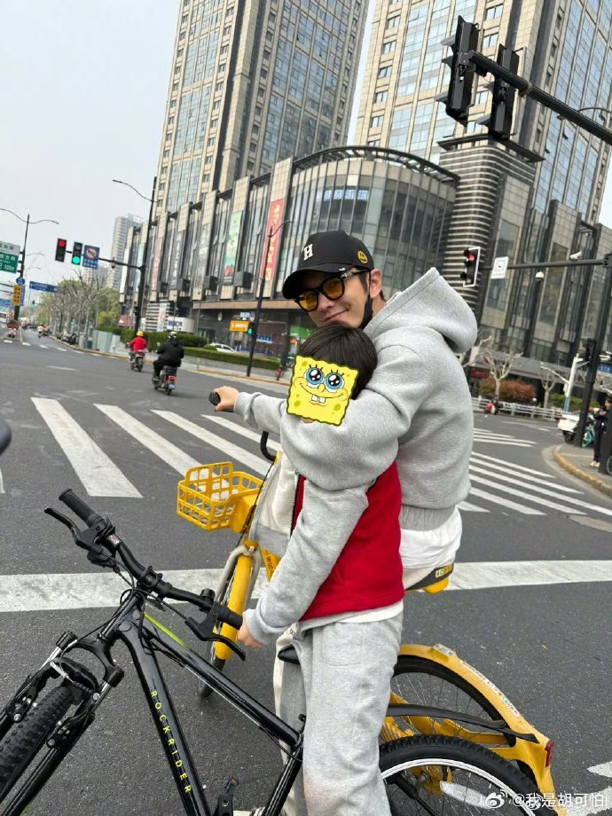 黄晓明和小海绵骑车细节：儿子有专属自行车，自己扫共享小黄车就满足，太接地气了吧！