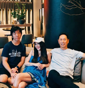 温碧霞社交平台晒家庭照夸养子必成成功人士