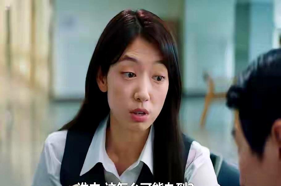 朴信惠又上新剧，一人演俩：35岁铁面女审计，20岁菜鸟卧底。短发一剪，颧骨跳出来