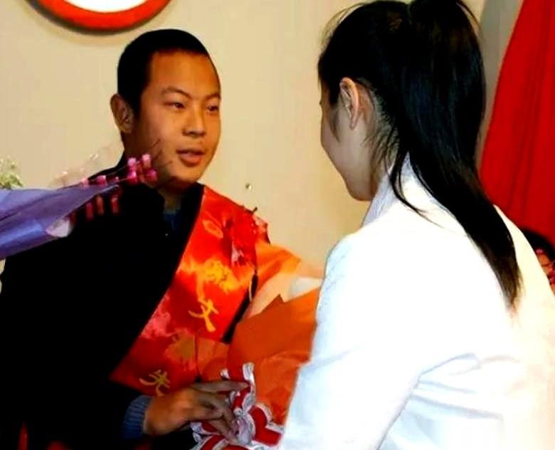 昏迷14天醒过来，全世界都告诉你，你记错了。医生说你脑部受创，记忆紊乱。官方记