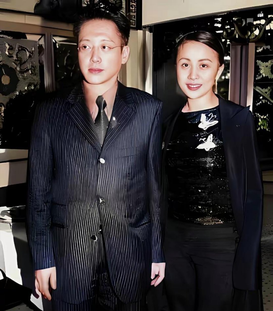 许晋亨当年如果听他爹的，恐怕肠子都要悔青了，他爹许世勋当年棒打鸳鸯，死活不让刘嘉