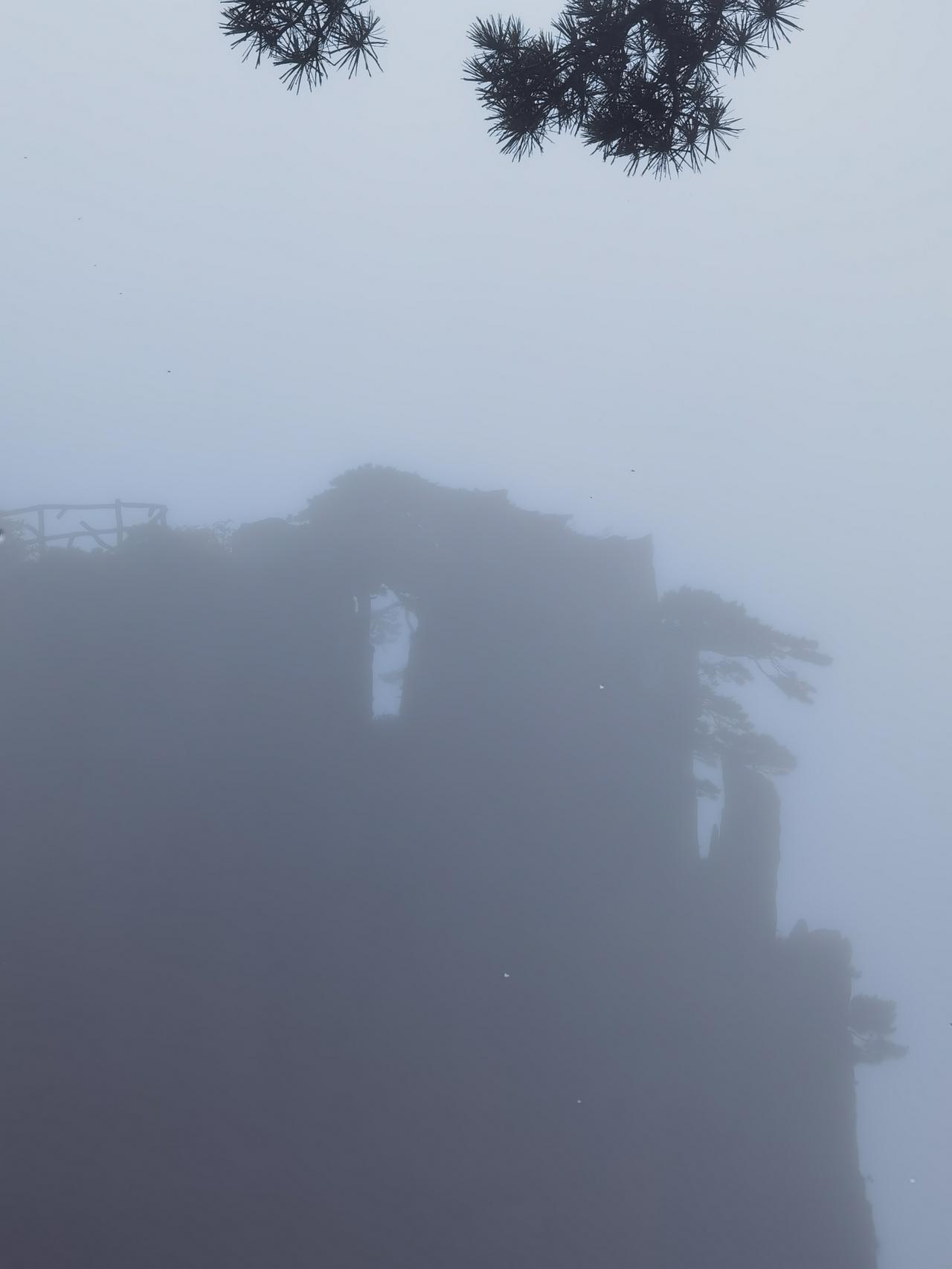 黄山日行三万步，腿疼了好几天，但景色真的很值。黄山很美，但很少听到说爬山累的