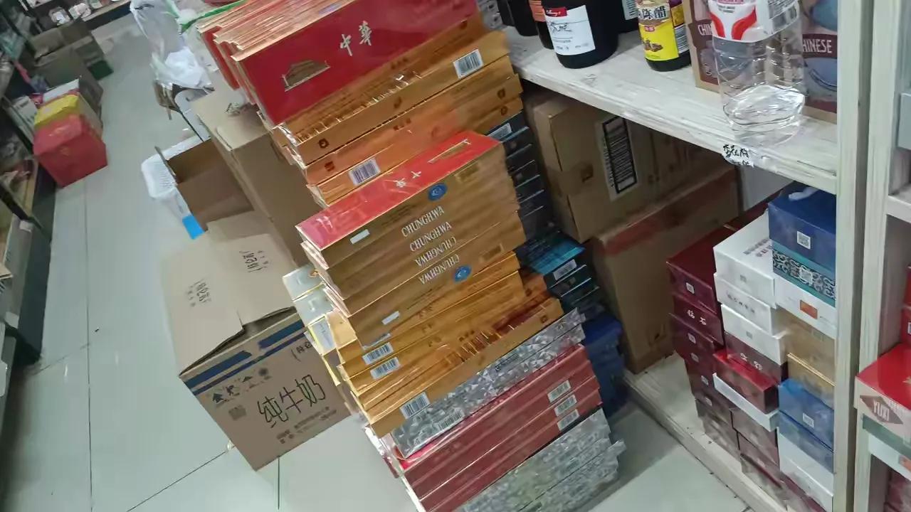 我家开个烟酒零食小店，开了十几年了！主要是父母在搞，以前一个烟草证一年还能搞几万