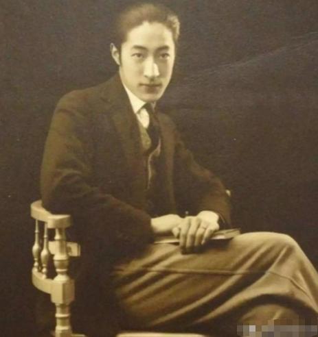 1962年，一位嘴唇、脸庞紫得发黑，头发全白、牙齿掉光，瘦到脱相的老人，在上海监