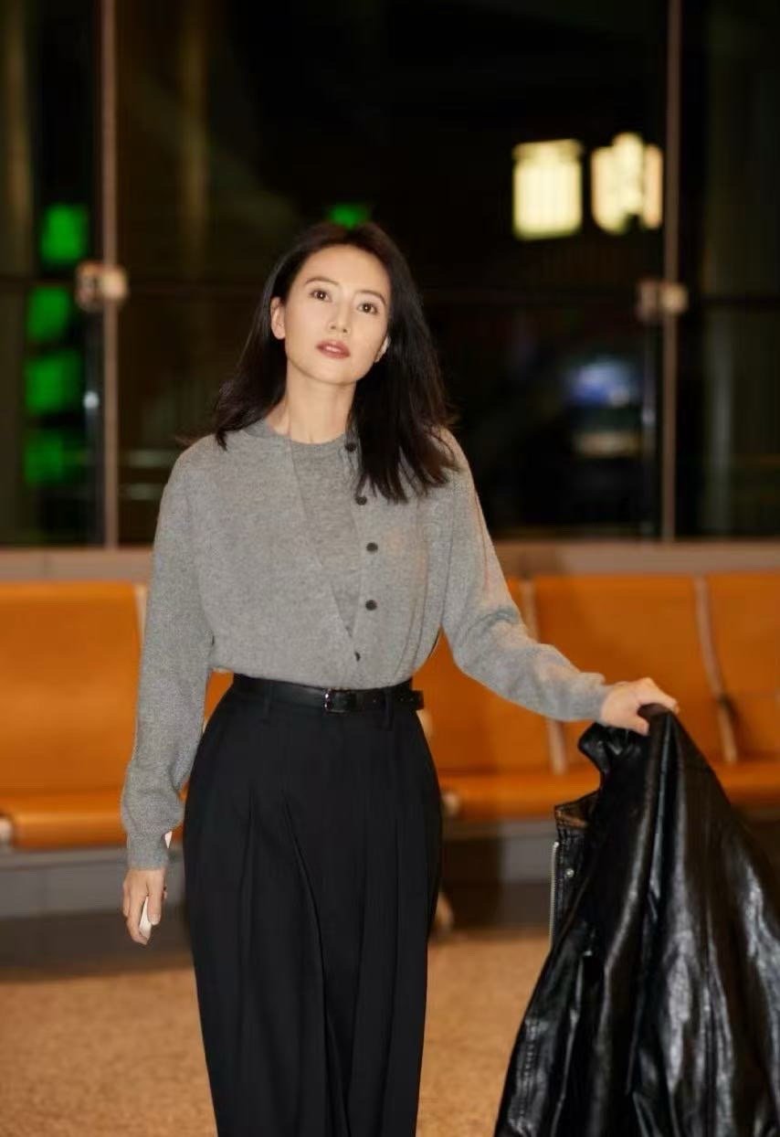 高圆圆机场早秋穿搭基础款穿出大女主气场！高圆圆机场造型将风衣的飒爽、衬衫的书卷