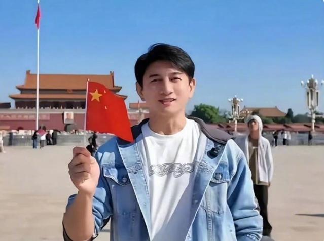 吴奇隆举国旗遭台湾取消活动！吴奇隆天安门举国旗庆祝国庆，结果被台湾主办方以他身