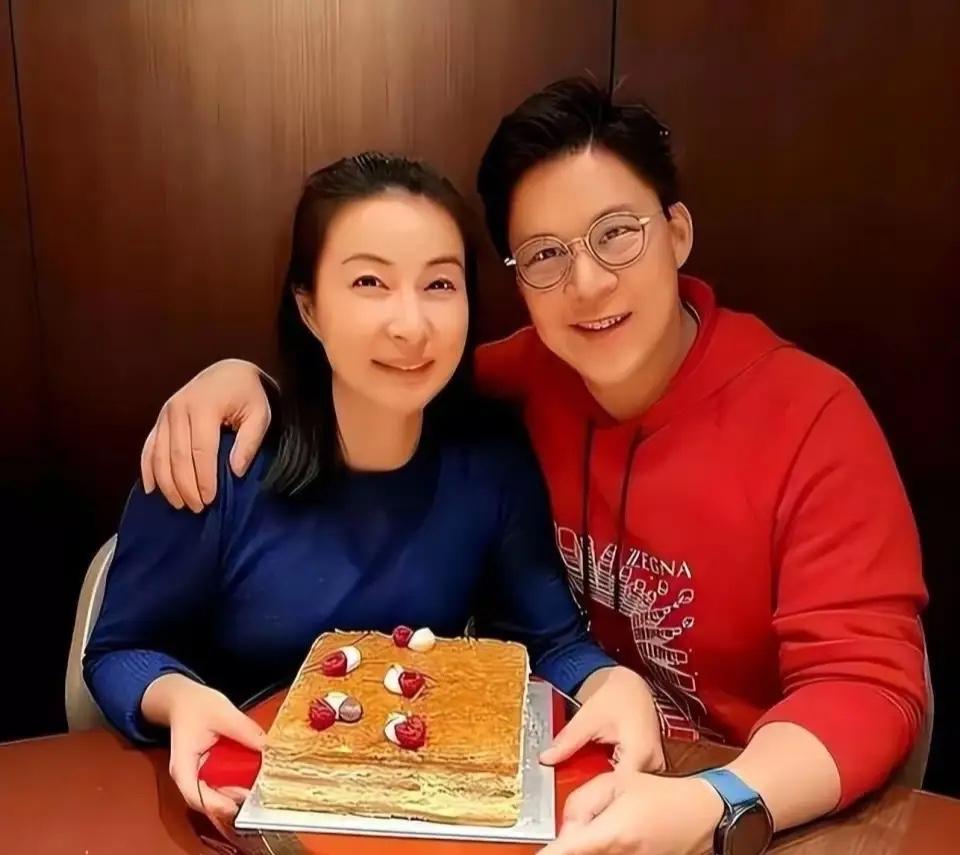 “妈，我想回家。”2024年英国拉德利公学的电话亭里，13岁的霍中曦对着话筒哭，