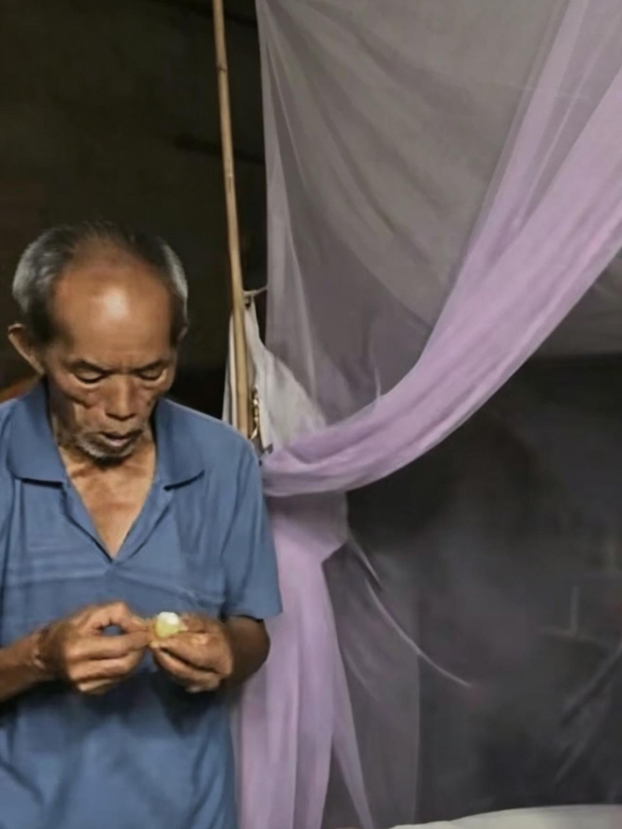 广东农村有一个七十岁的陈大爷每天到地里干农活，五月二十六这一天，雇主送给他稀有的