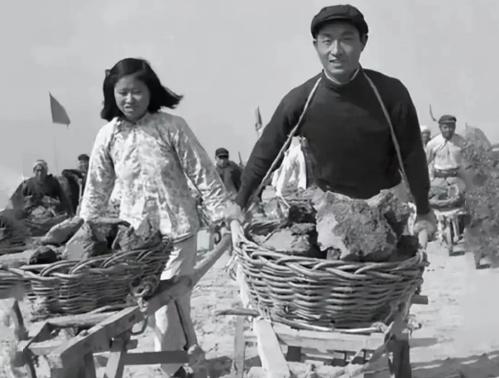 1954年12月1日，正在黑龙江农场干活的段德显，突然被叫到了办公室，办公室里坐