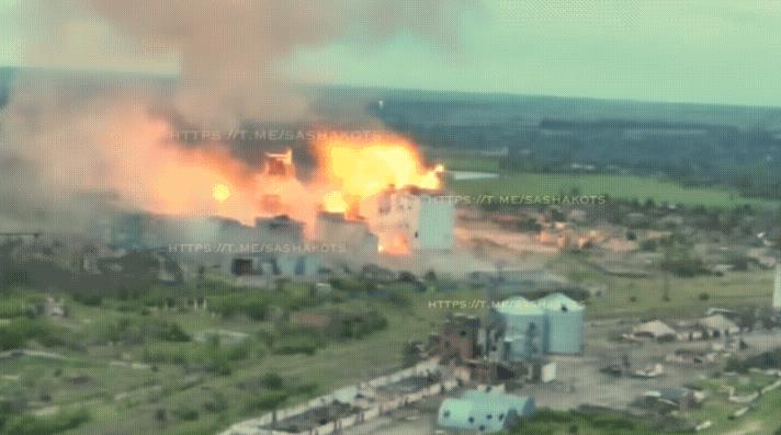 俄军彻底放开手脚打击乌军，动用喷火坦克tos-1，发射小型温压弹轰击乌军据点！俄